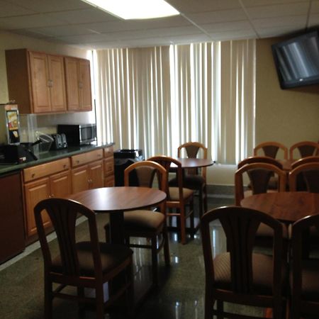 Howard Johnson By Wyndham Gillette Bagian luar foto