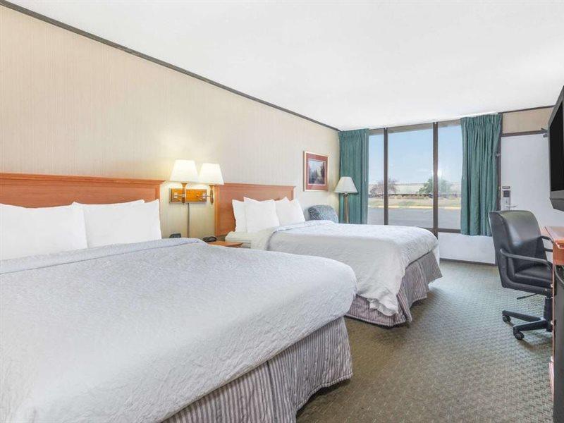 Howard Johnson By Wyndham Gillette Bagian luar foto