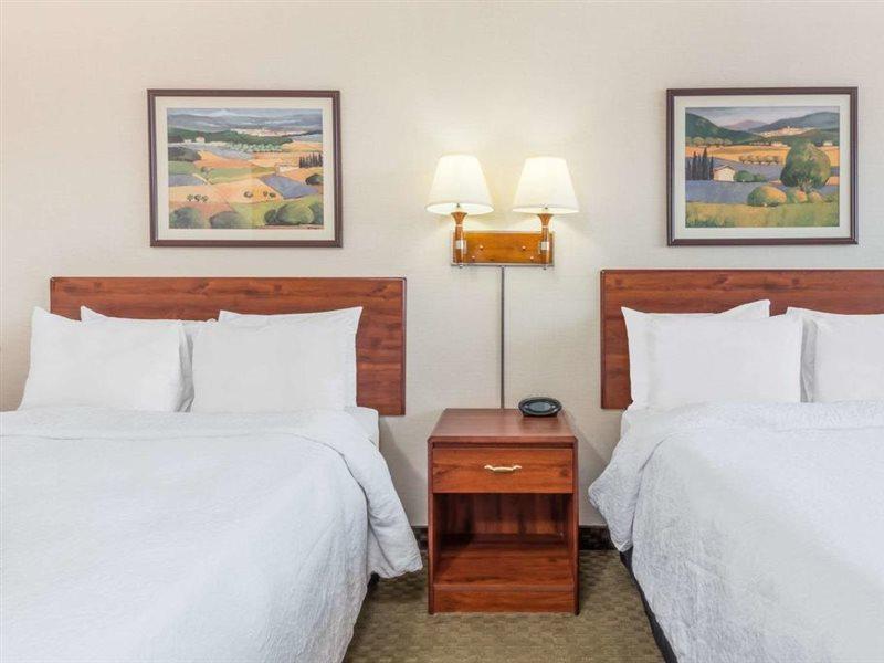 Howard Johnson By Wyndham Gillette Bagian luar foto