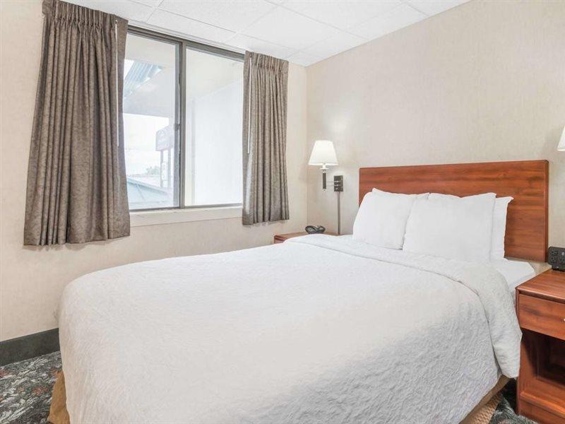 Howard Johnson By Wyndham Gillette Bagian luar foto