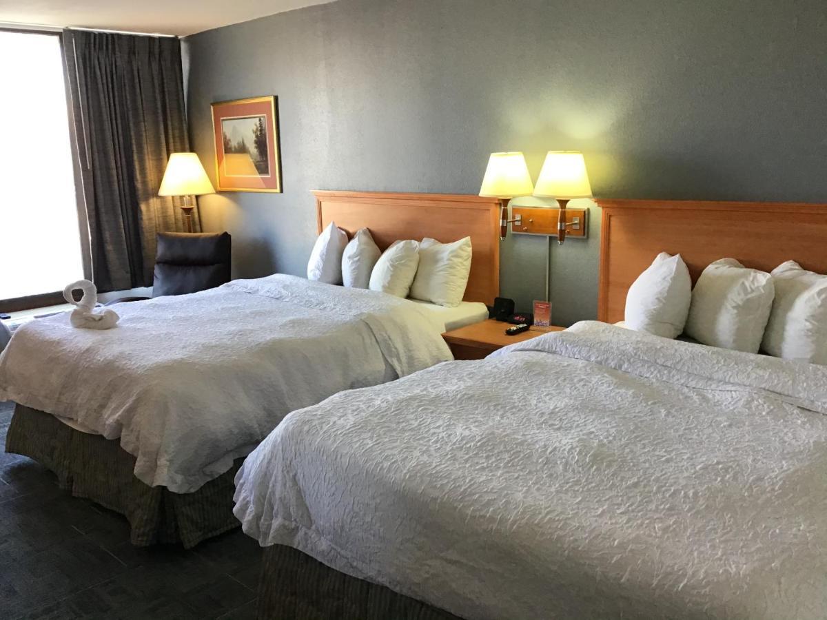 Howard Johnson By Wyndham Gillette Bagian luar foto