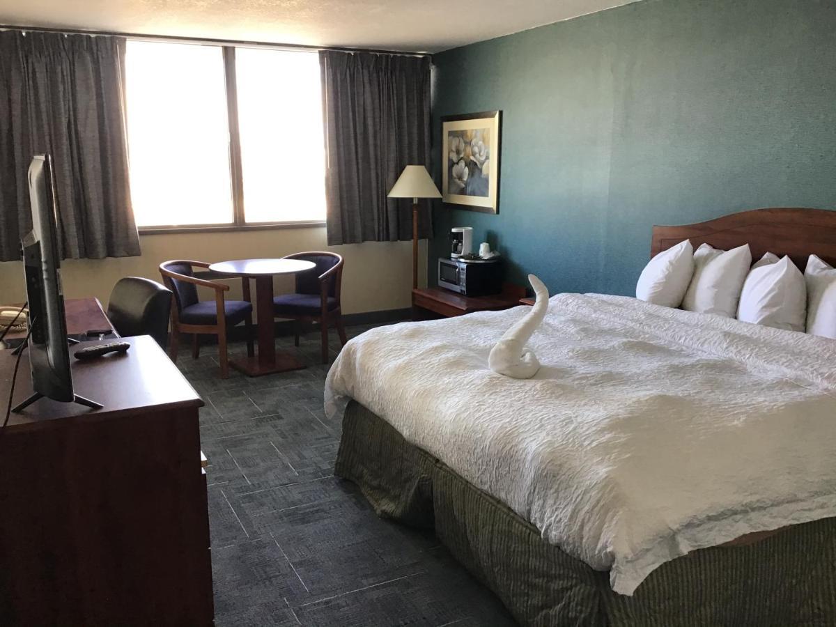 Howard Johnson By Wyndham Gillette Bagian luar foto
