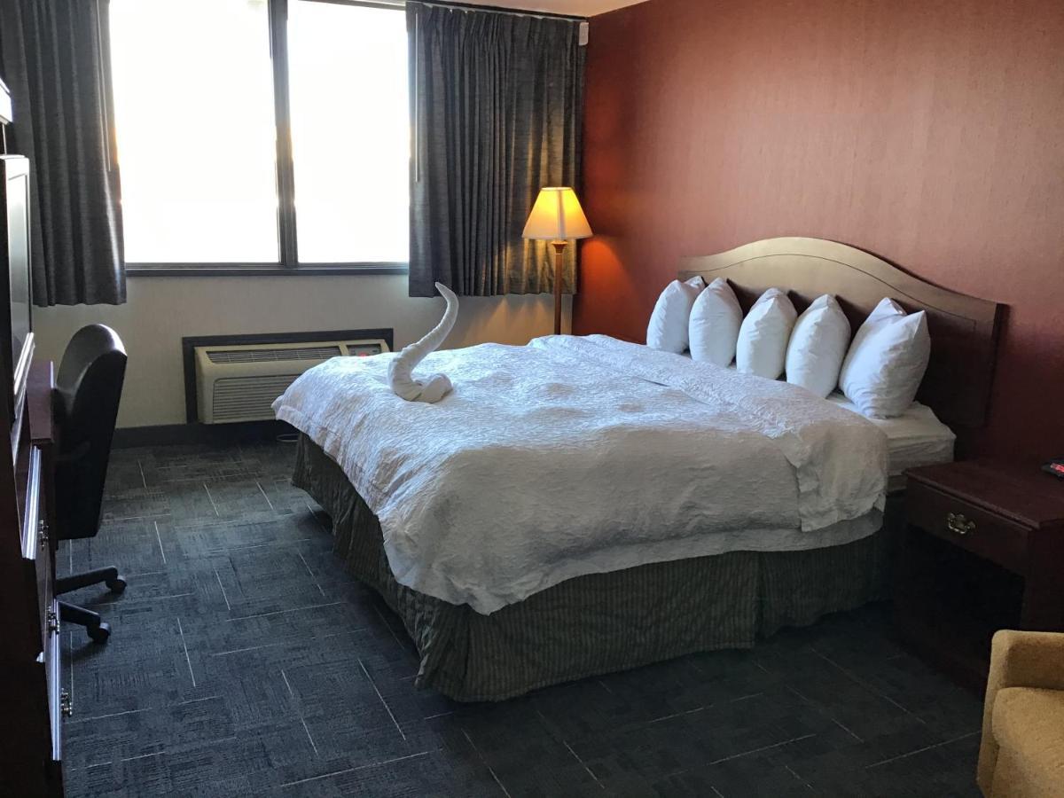 Howard Johnson By Wyndham Gillette Bagian luar foto