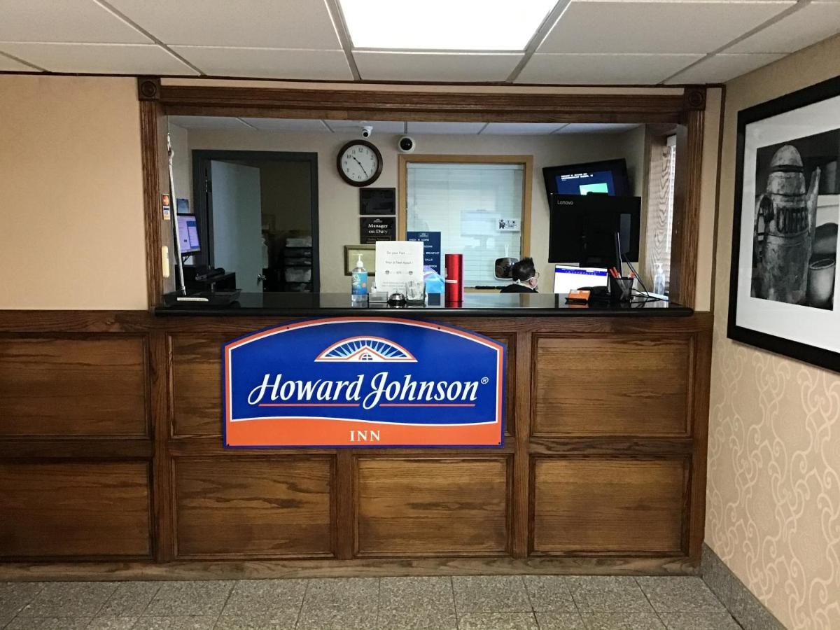 Howard Johnson By Wyndham Gillette Bagian luar foto