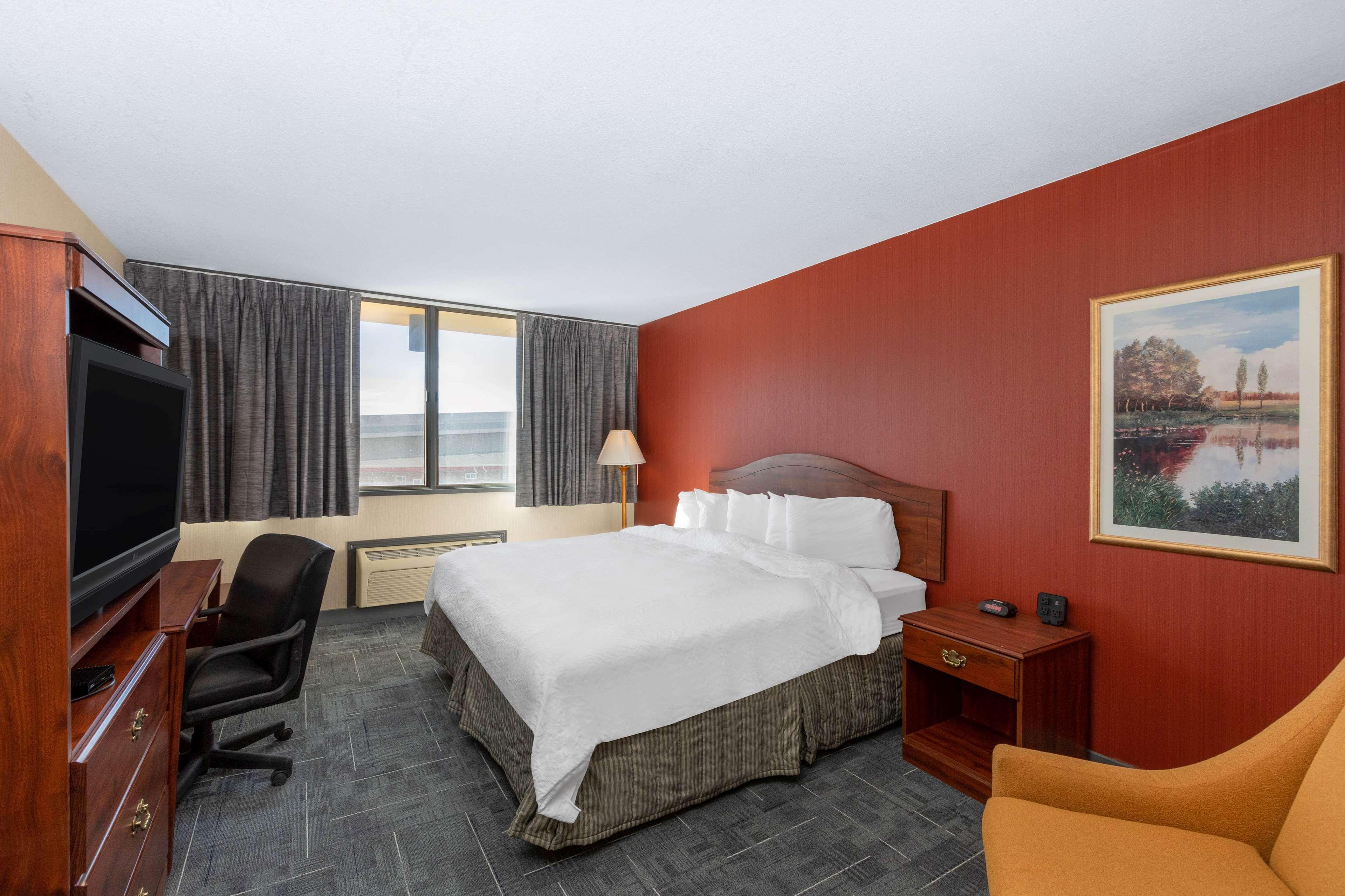 Howard Johnson By Wyndham Gillette Bagian luar foto