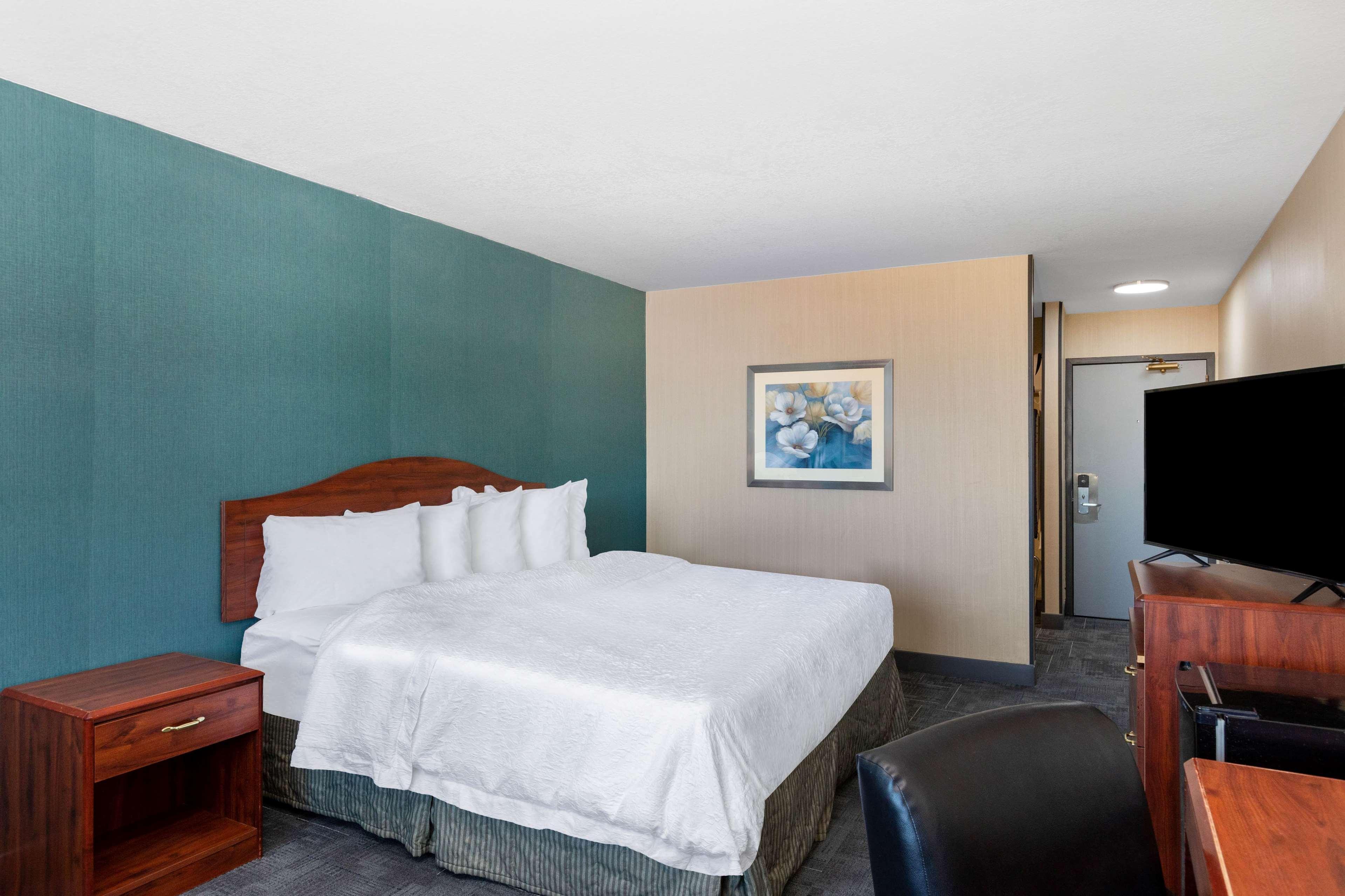 Howard Johnson By Wyndham Gillette Bagian luar foto