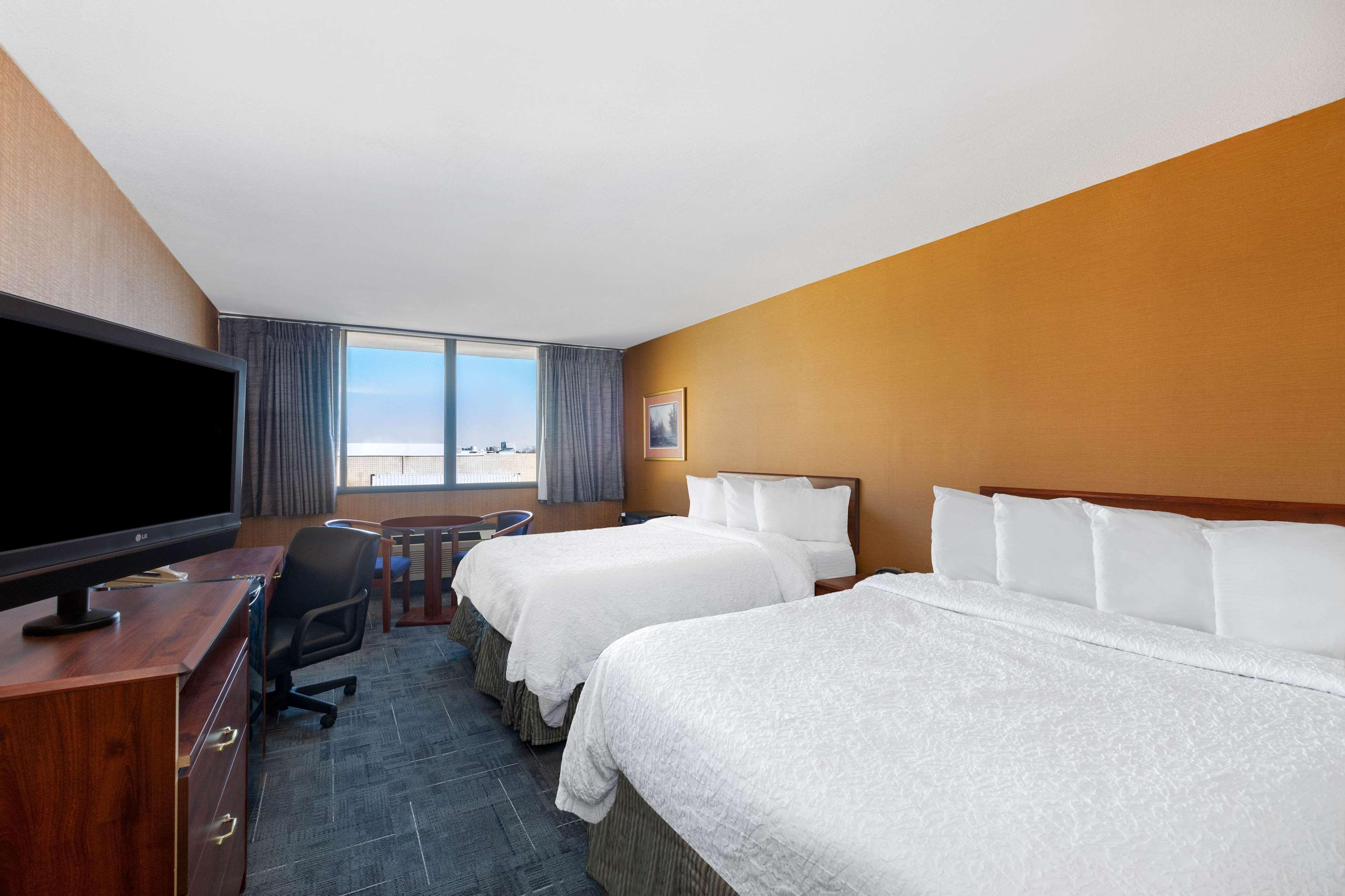 Howard Johnson By Wyndham Gillette Bagian luar foto