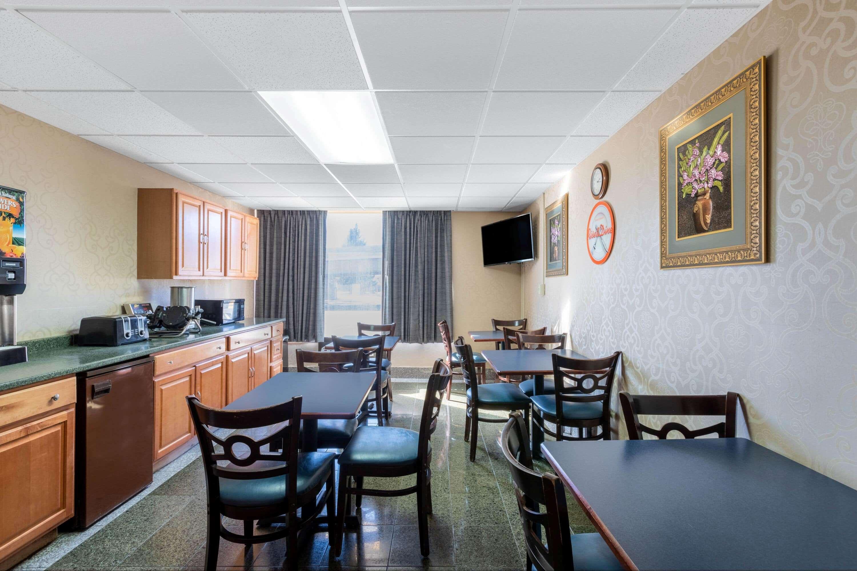 Howard Johnson By Wyndham Gillette Bagian luar foto