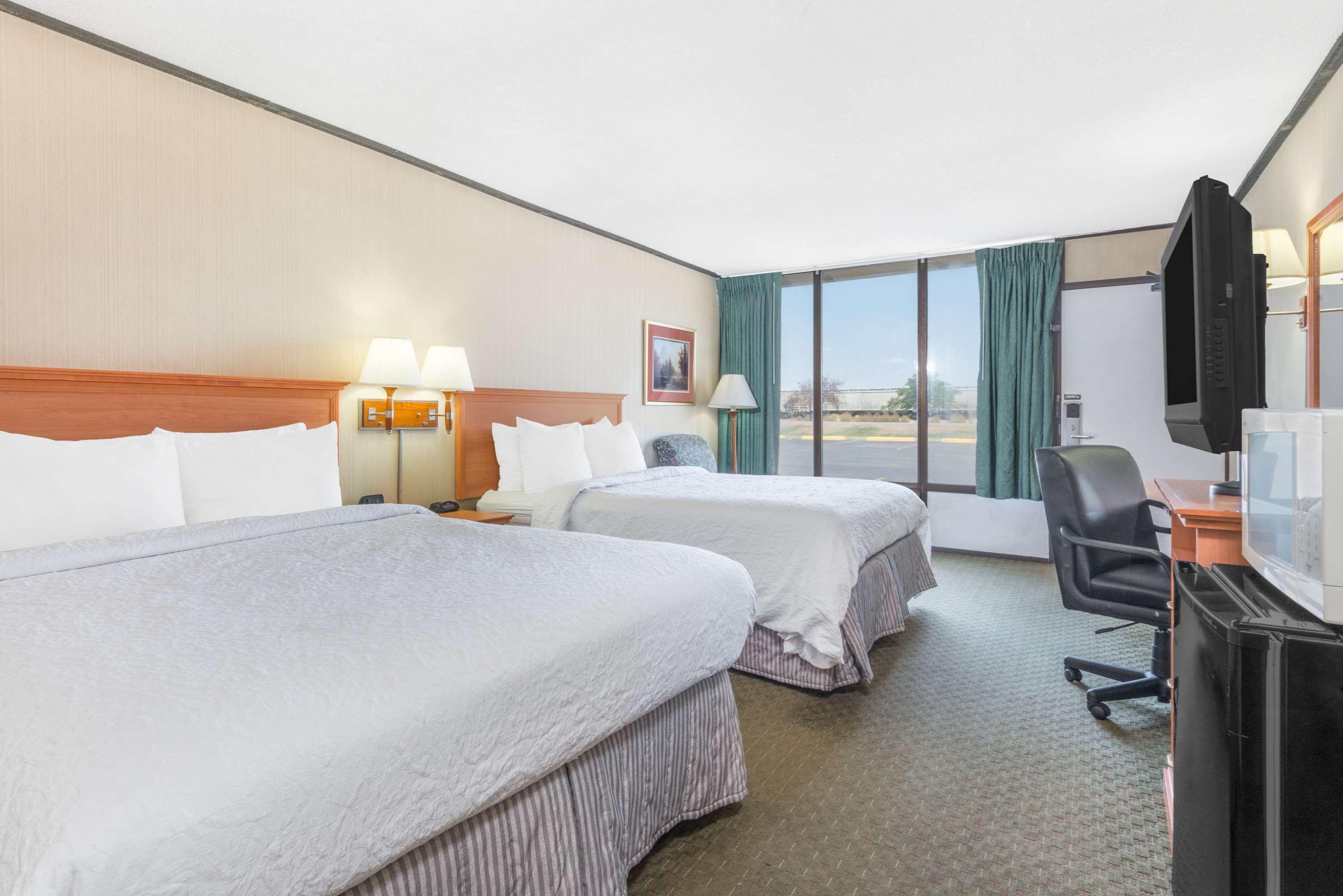 Howard Johnson By Wyndham Gillette Bagian luar foto