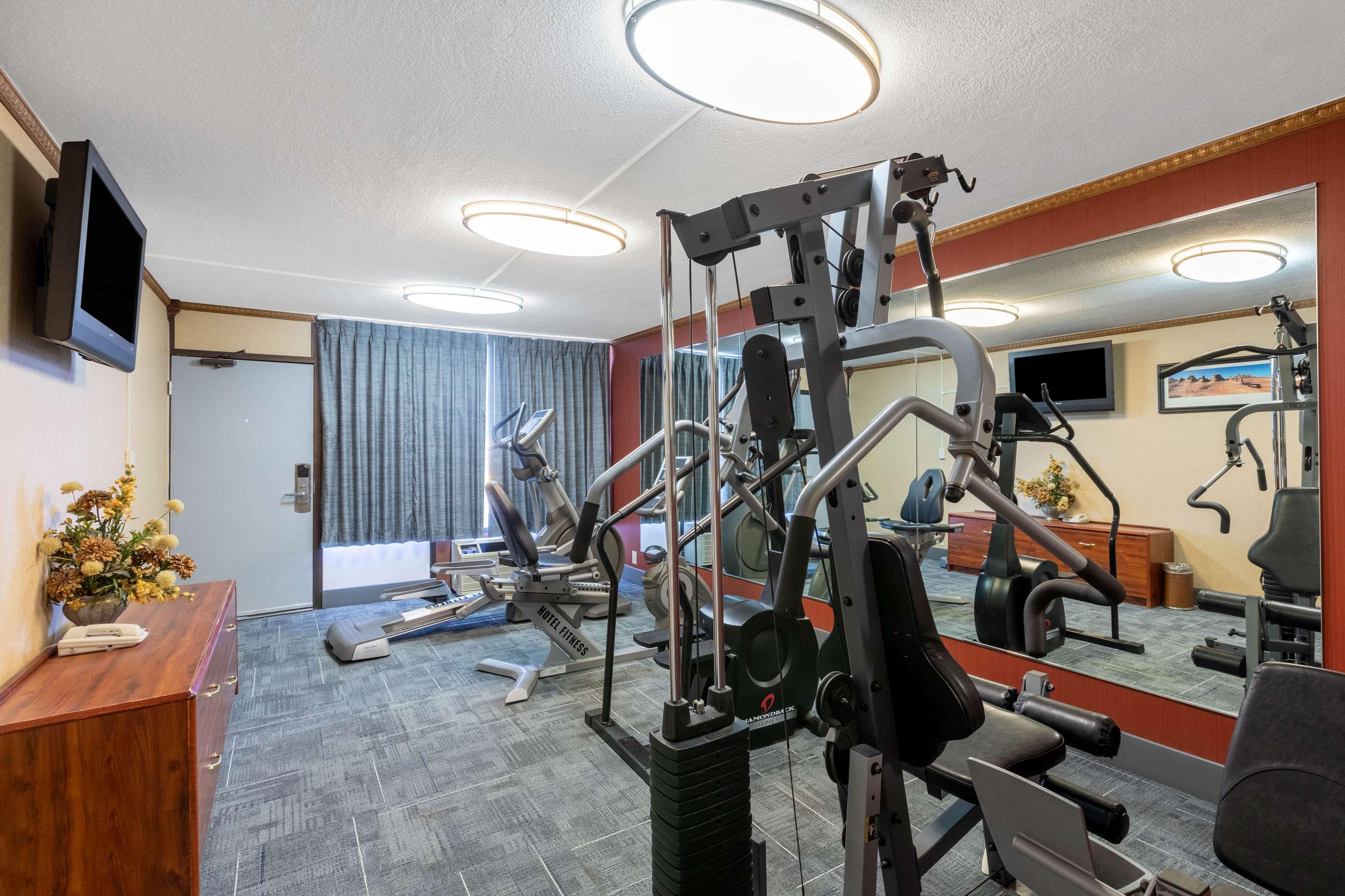 Howard Johnson By Wyndham Gillette Bagian luar foto