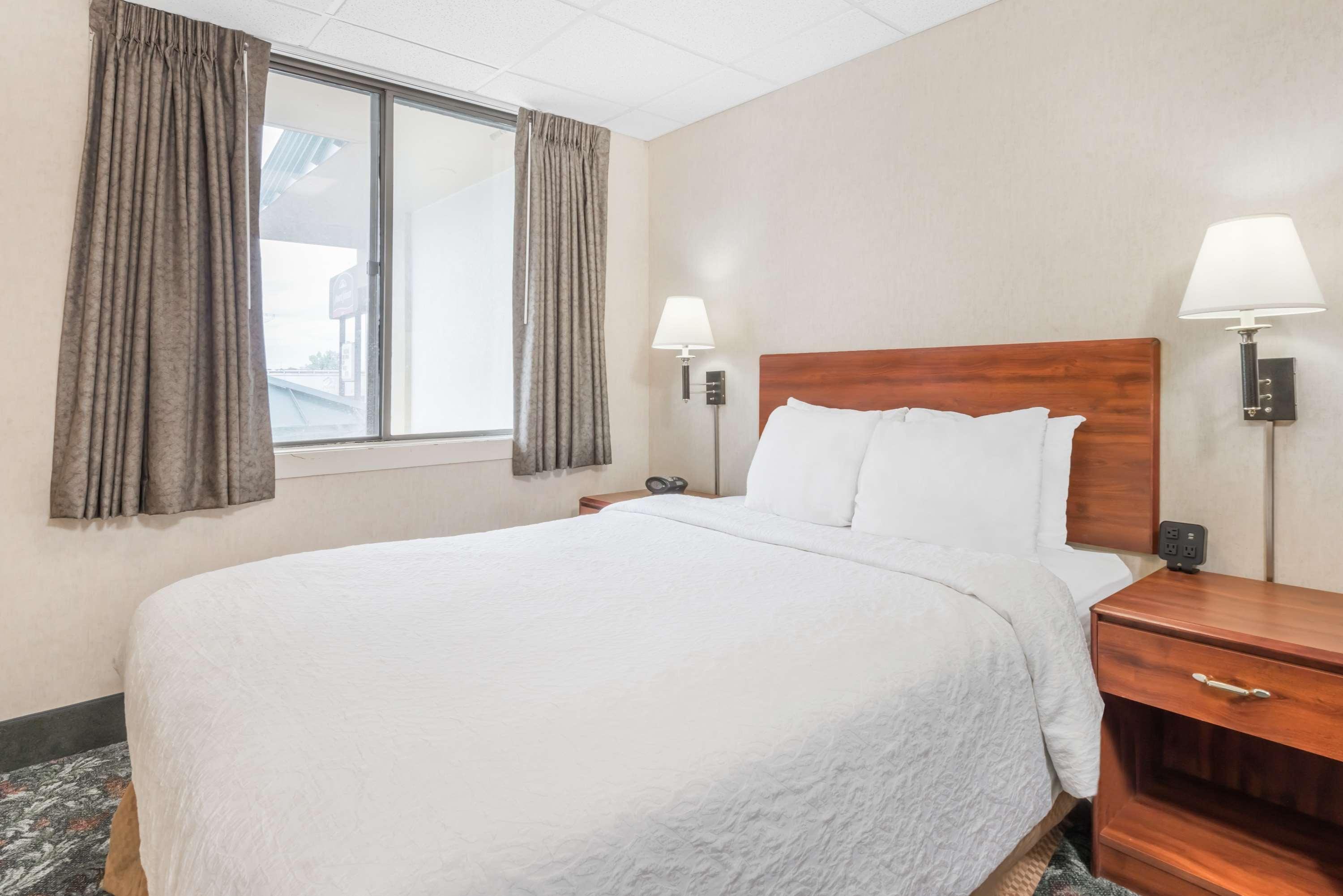 Howard Johnson By Wyndham Gillette Bagian luar foto