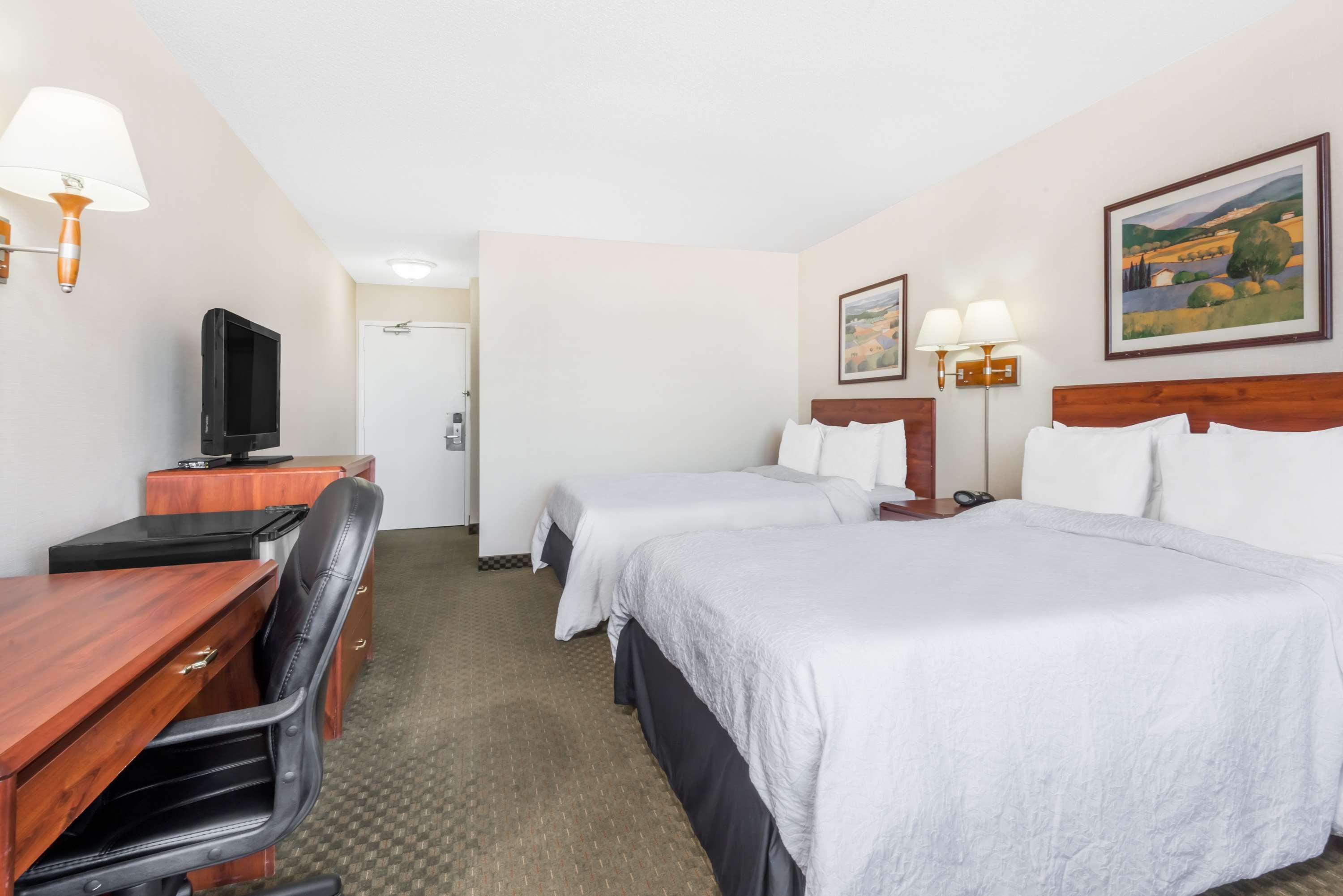 Howard Johnson By Wyndham Gillette Bagian luar foto