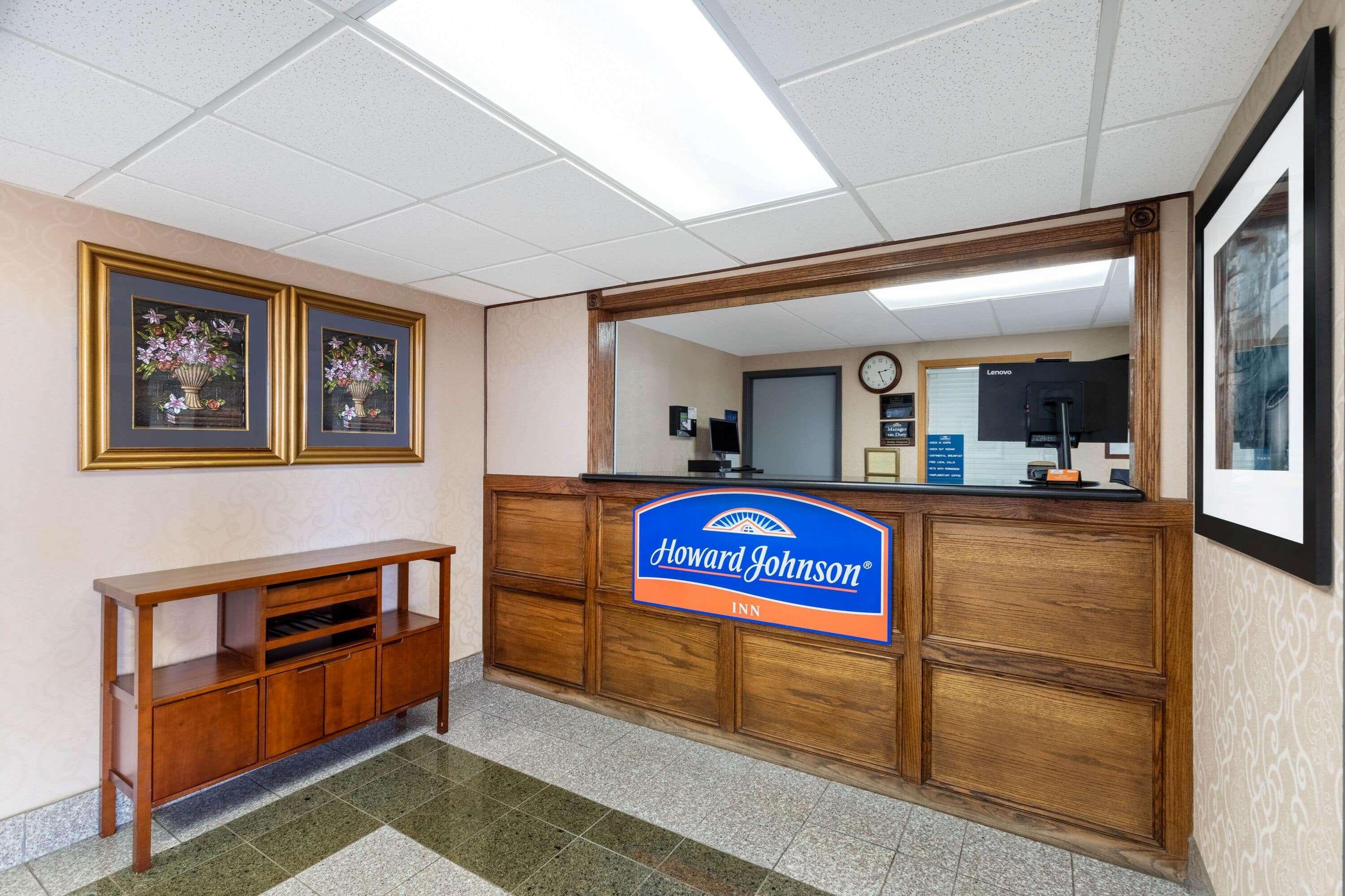 Howard Johnson By Wyndham Gillette Bagian luar foto