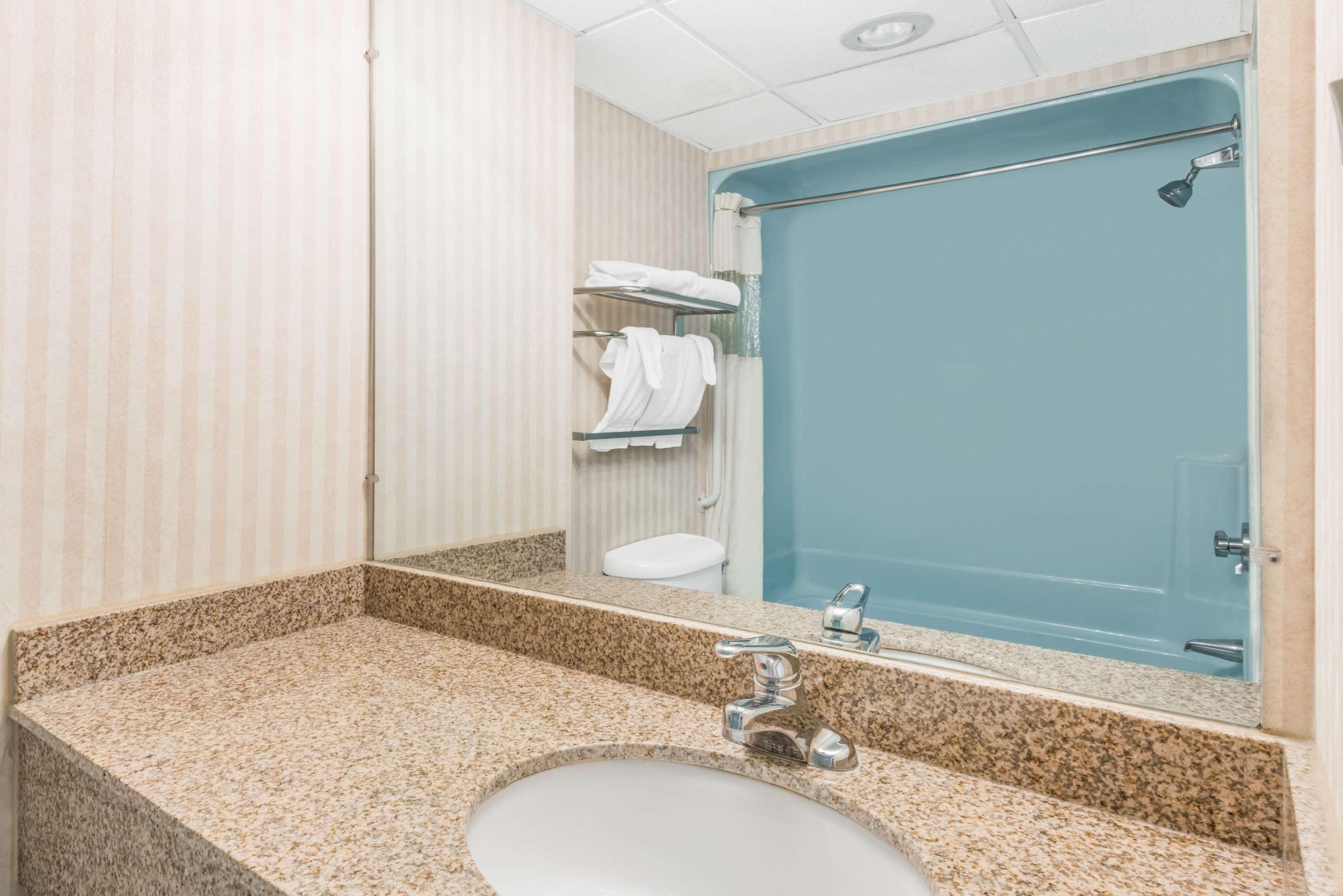 Howard Johnson By Wyndham Gillette Bagian luar foto