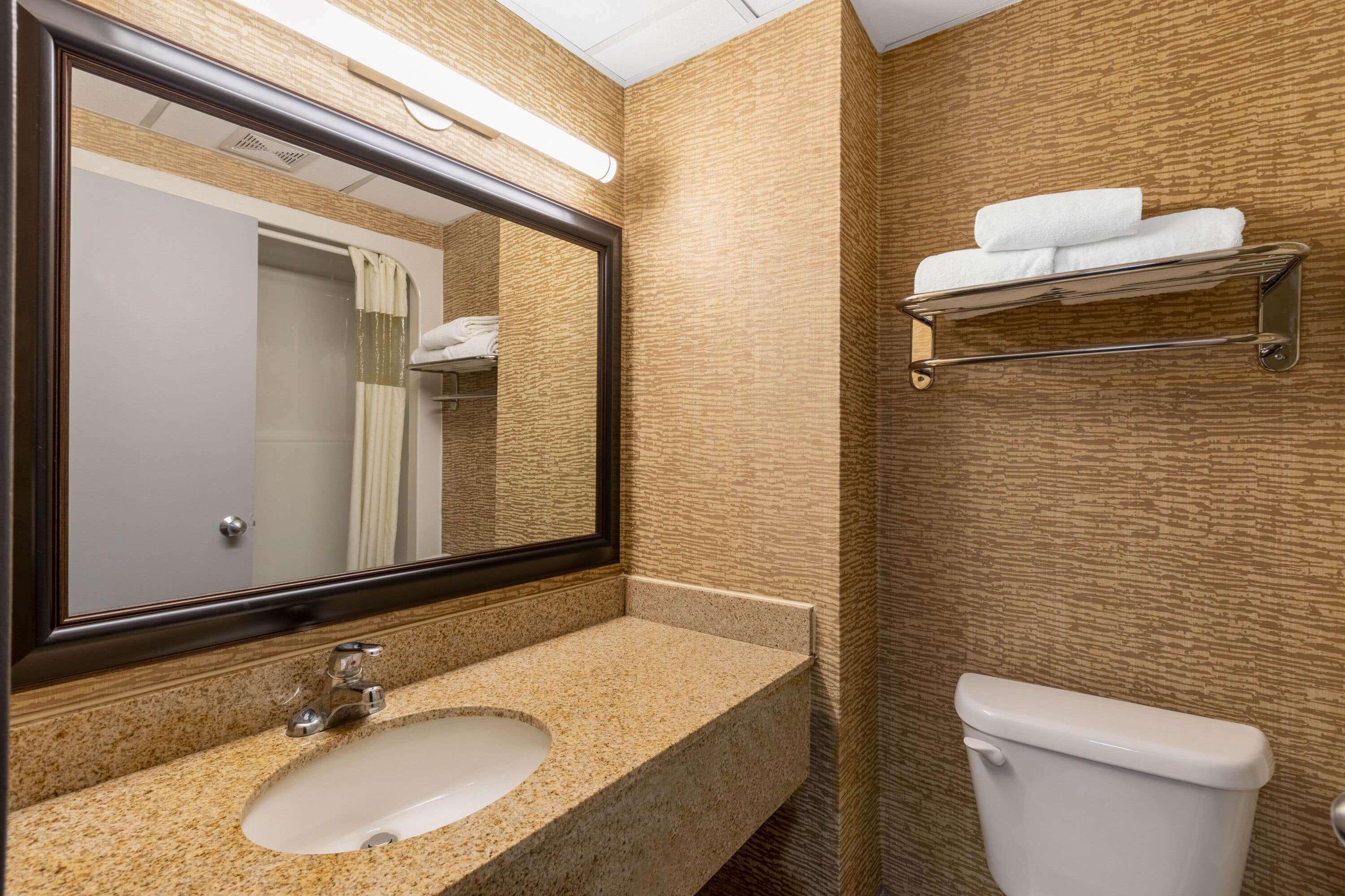 Howard Johnson By Wyndham Gillette Bagian luar foto