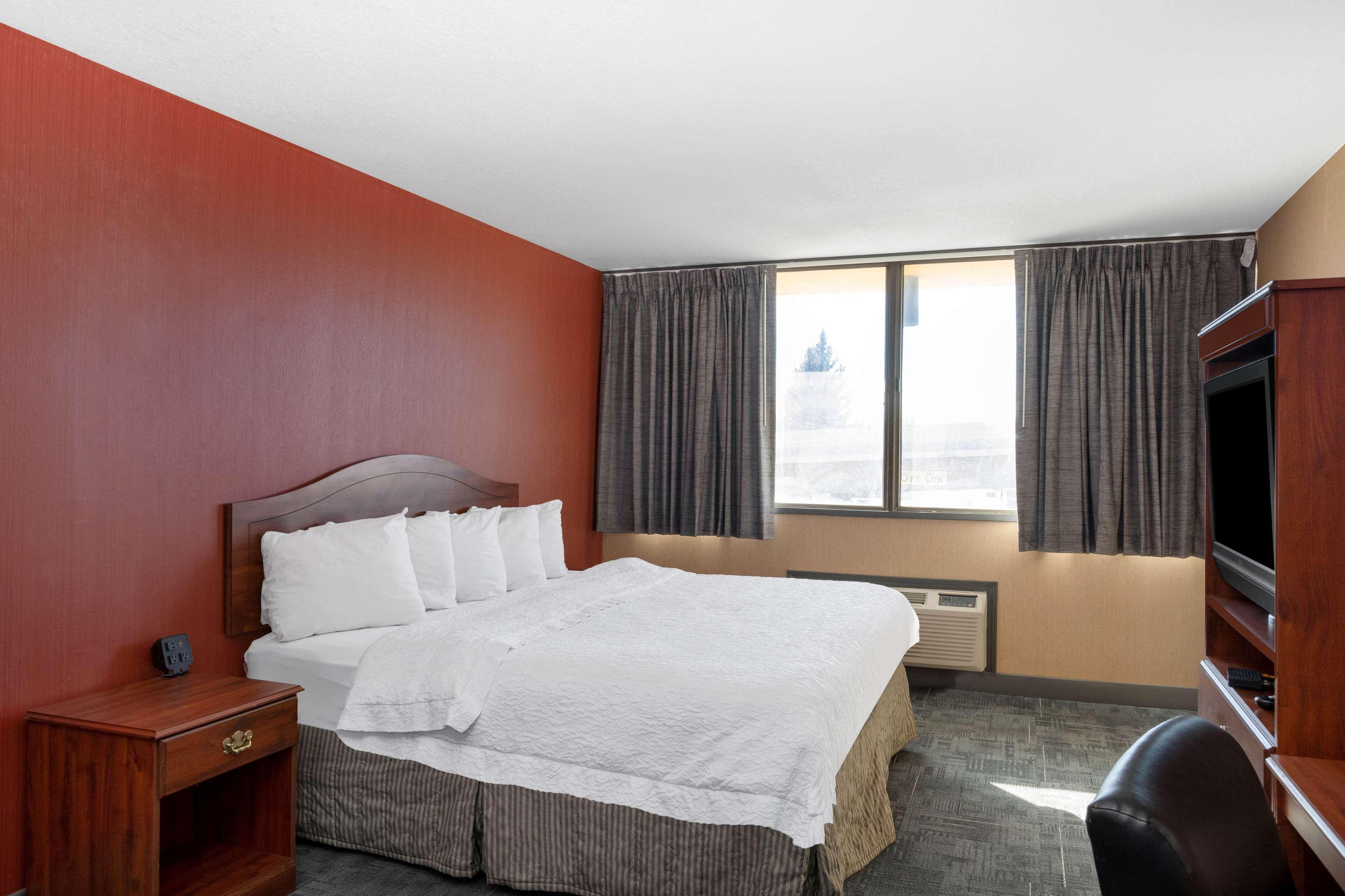 Howard Johnson By Wyndham Gillette Bagian luar foto