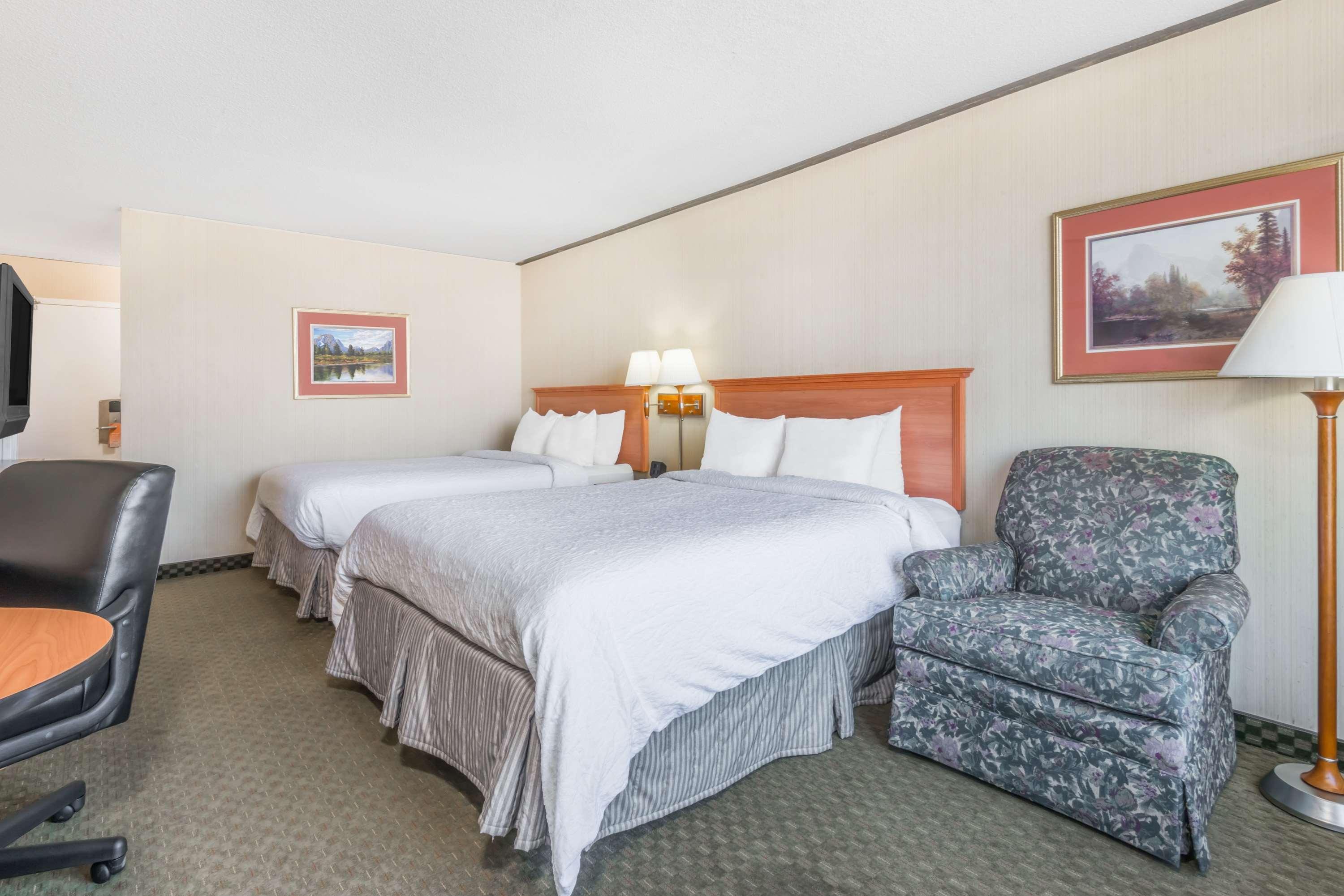 Howard Johnson By Wyndham Gillette Bagian luar foto