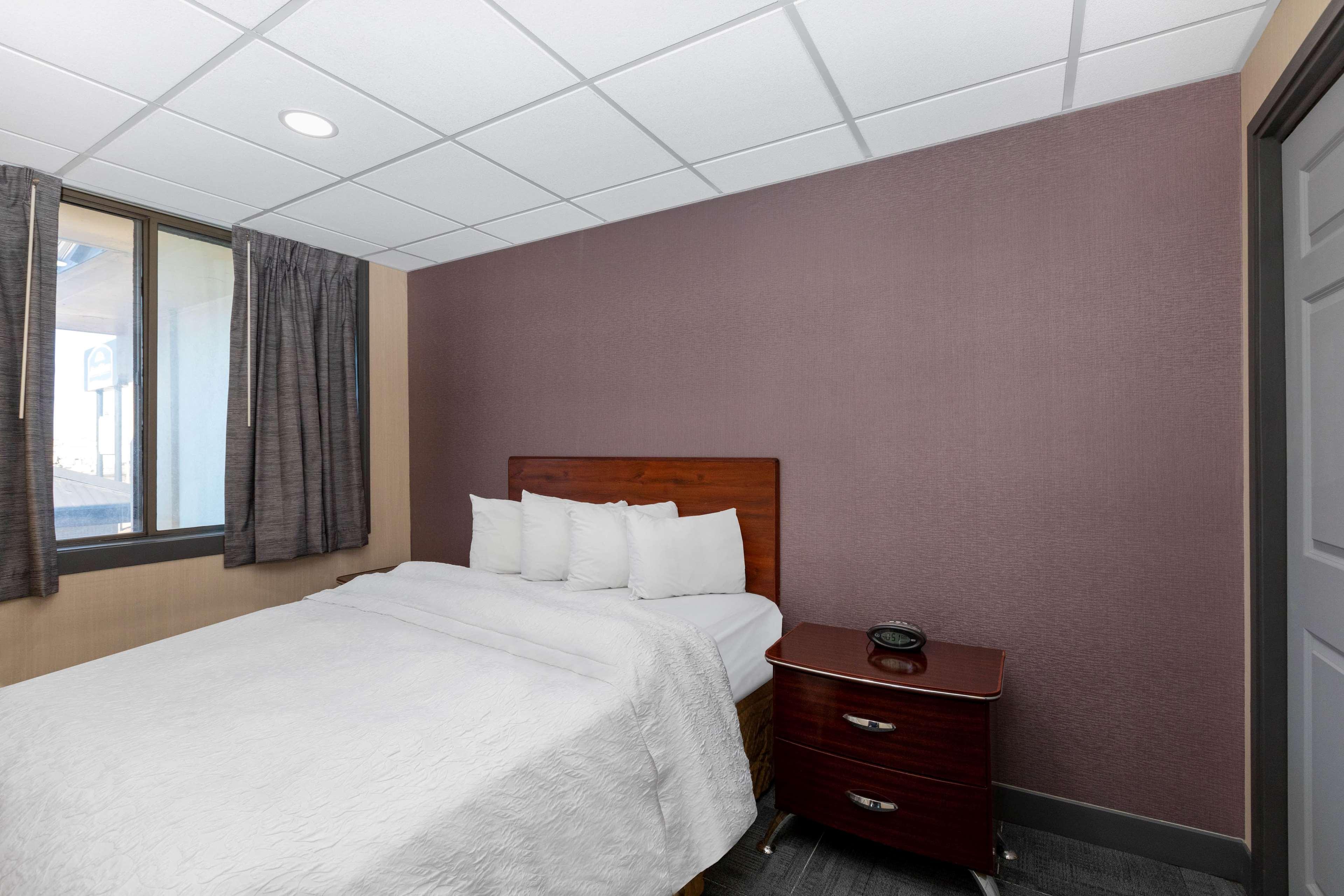 Howard Johnson By Wyndham Gillette Bagian luar foto
