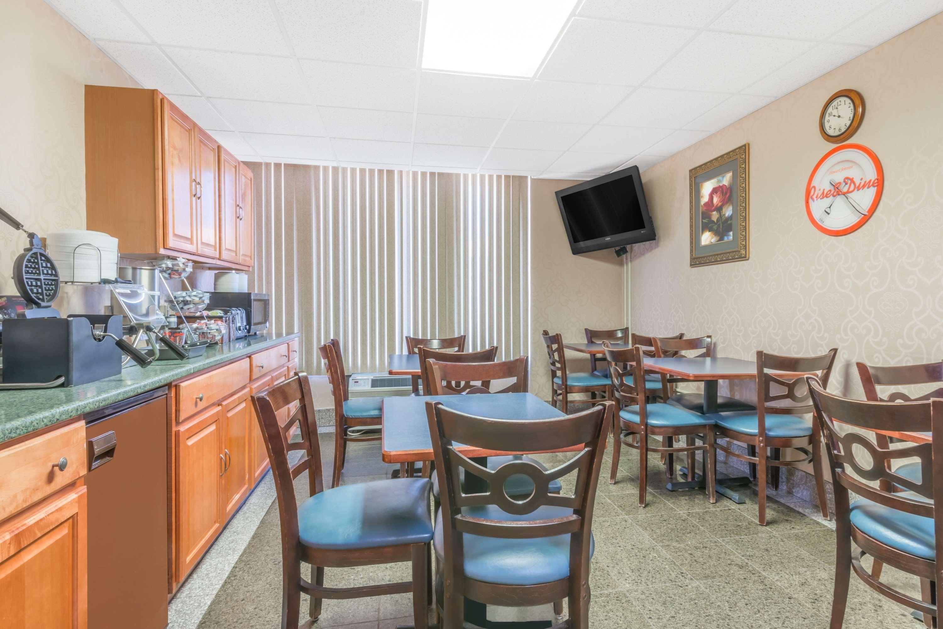 Howard Johnson By Wyndham Gillette Bagian luar foto