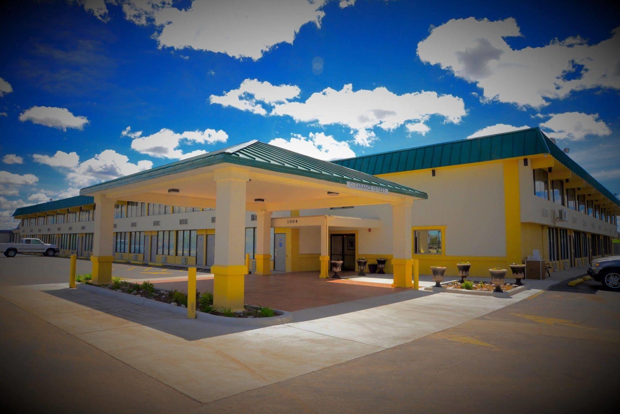 Howard Johnson By Wyndham Gillette Bagian luar foto