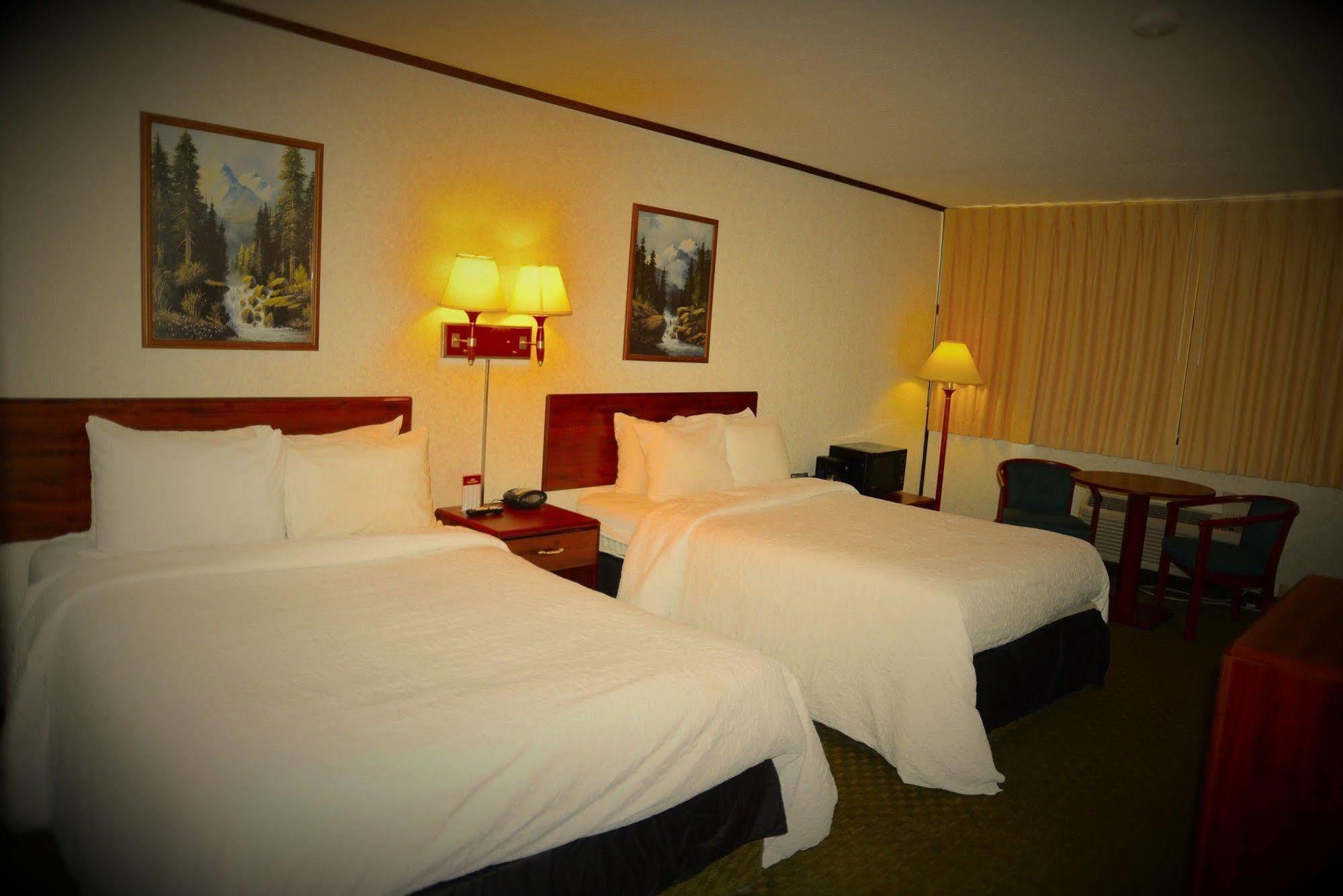Howard Johnson By Wyndham Gillette Bagian luar foto