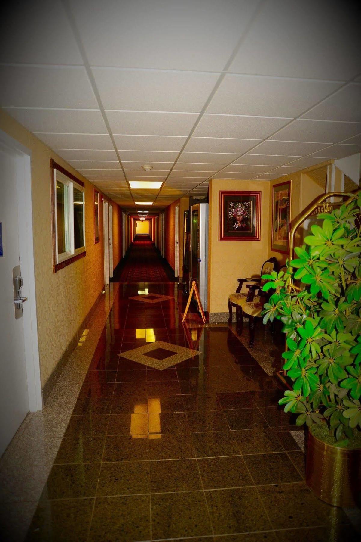 Howard Johnson By Wyndham Gillette Bagian luar foto
